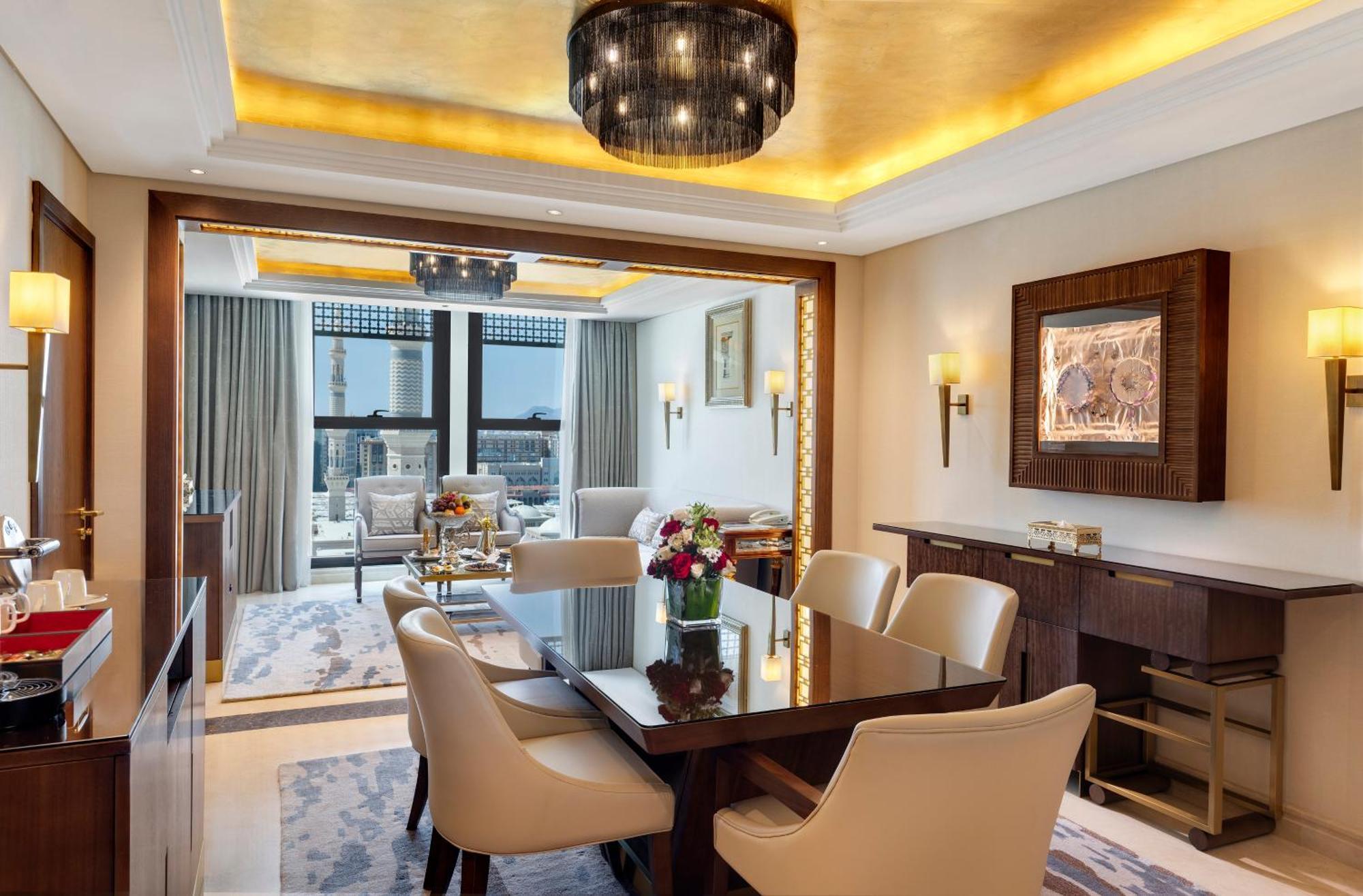 فندق أوبروى المدينة المنورة المظهر الخارجي الصورة The dining room of a suite at the Ritz-Carlton, DIFC